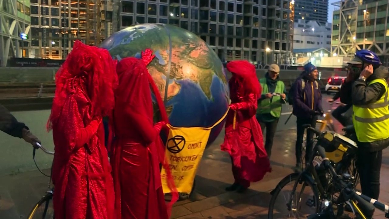 Climate groups take on Shell in landmark Dutch case