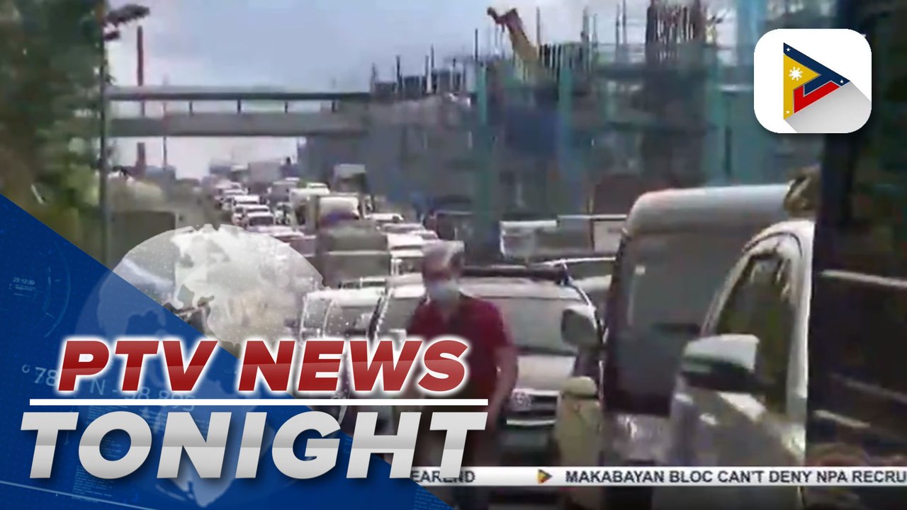 #PTVNewsTonight | Long queues on expressways greet first day of implementation of cashless transaction
