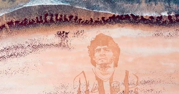 Décès de Maradona : un artiste réalise un magnifique portrait de la légende du ballon rond, sur une plage de Vendée