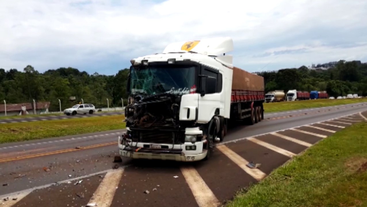 Carretas se envolvem em acidente na BR-277, em Cascavel