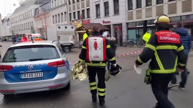 Автомобилист наехал на группу людей в немецком Трире, убив по крайней мере двоих