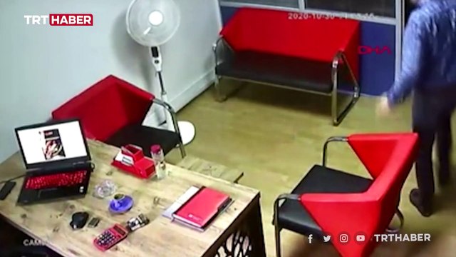 Depremden yeni görüntü: Kahvesini içti, sakinliğiyle dikkat çekti