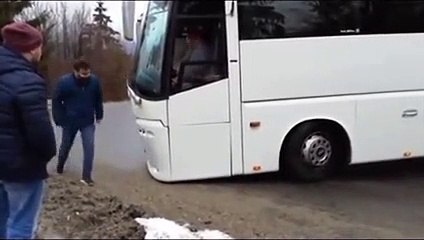 Ce chauffeur de bus va faire la boulette de sa vie