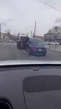 Il réussit à arracher sa voiture du camion de la fourrière en route