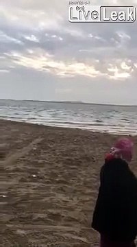 Ce qu'ils sortent de la mer est dingue... Grosse voiture piégée au fond de l'eau