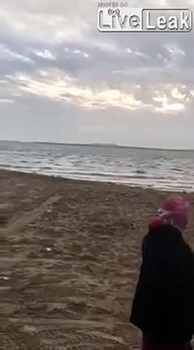 Ce qu'ils sortent de la mer est dingue... Grosse voiture piégée au fond de l'eau