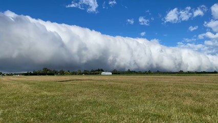 Un nuage engloutit tout sur son passage - Canterbury Aerodrome