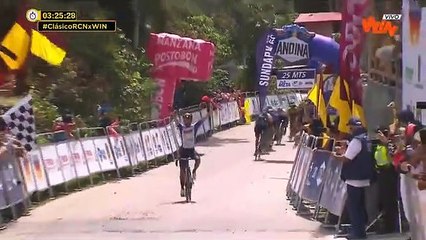 Ce cycliste chute à l'arrivée à cause d'un ralentisseur mais gagne quand même la course