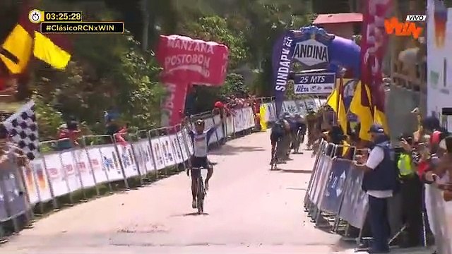 Ce cycliste chute à l'arrivée à cause d'un ralentisseur mais gagne quand même la course