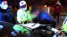 SİVAS - Kısıtlamayı ihlal eden alkollü sürücü ile polislerin diyaloğu gülümsetti