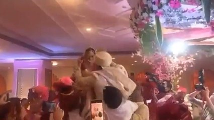 Aditya Narayan ने अपने दोस्तों के कंधों पर बैठ कर पहनाई Shweta को जयमाला | Boldsky