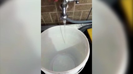 Água suja nas torneiras: a situação também acontece em bairros que ainda não passaram pelo rodízio