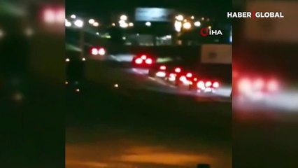 Otomatik silahlı 30 kişi banka soydu! Polisle çatışıp ortalığa para saçtılar