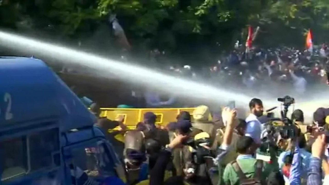 Police use water cannons on protesting Congress workers