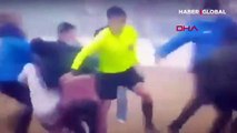 Futbolcunun hakeme attığı uçan tekme kamerada