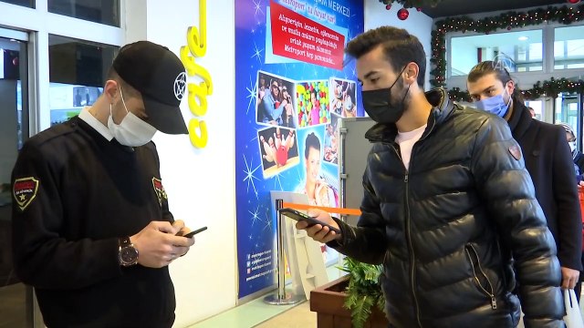 İSTANBUL - AVM'lere girişte çalışanlar ve müşteriler için HES kodu zorunluluğu uygulanıyor