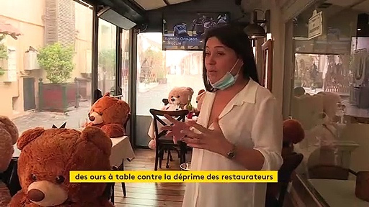 À Sainte-Maxime, des ours en peluche géants remplacent les clients d'un restaurant