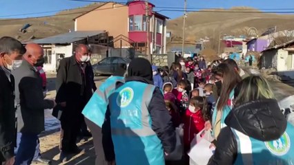 ARDAHAN - Yaşam Çiçeği Derneğinden köy çocuklarını ısıtan yardım