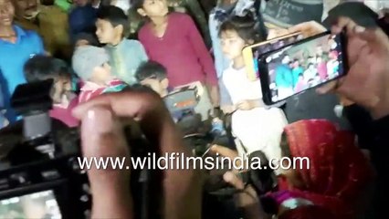 Farrukhabad incident, Jan 2020 _ 23 children rescued, parents and police at site of incident