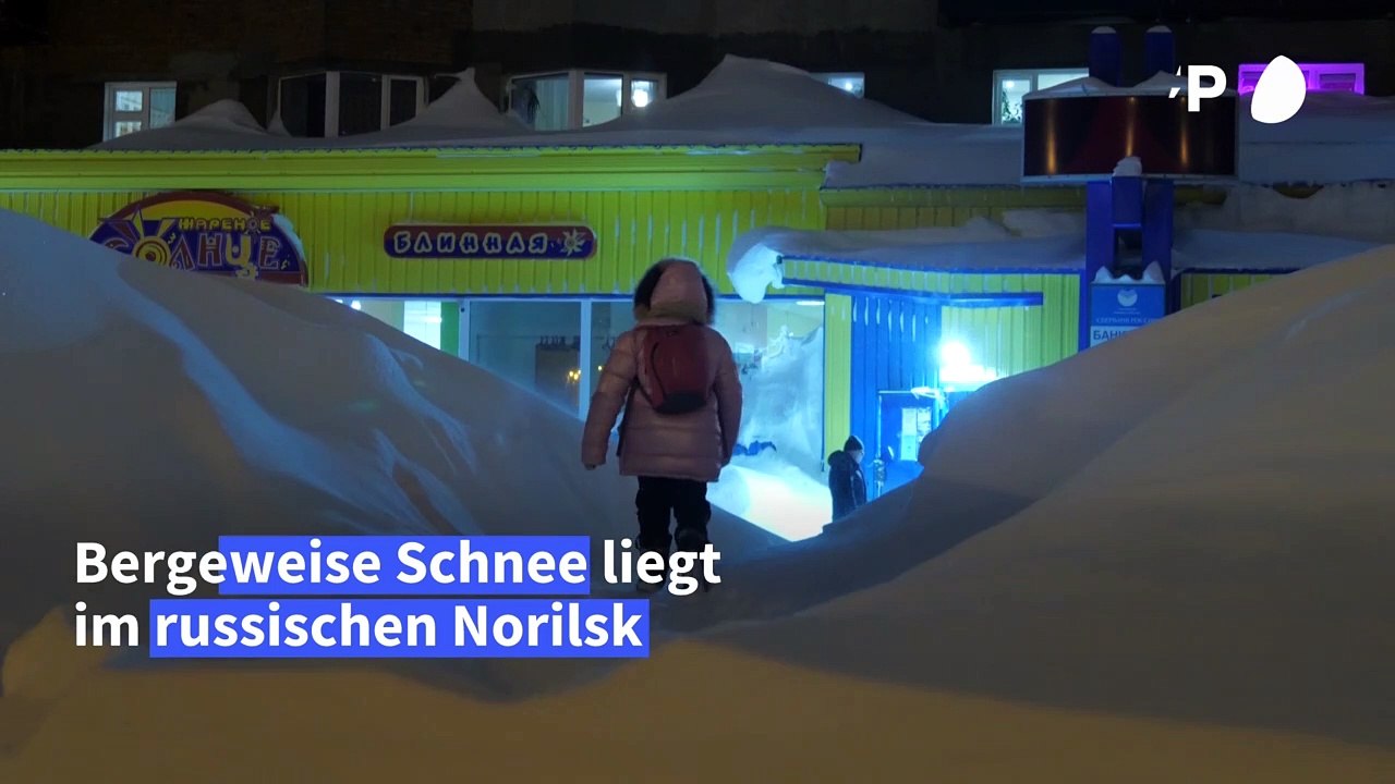 Bergeweise Schnee im sibirischen Norilsk