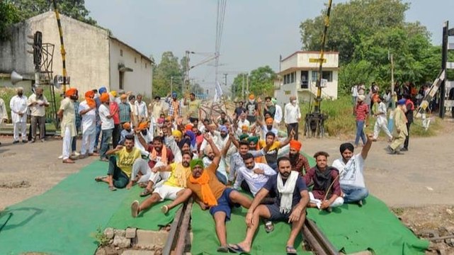 Farmers agitation gets bigger, thousands squat at Singhu border