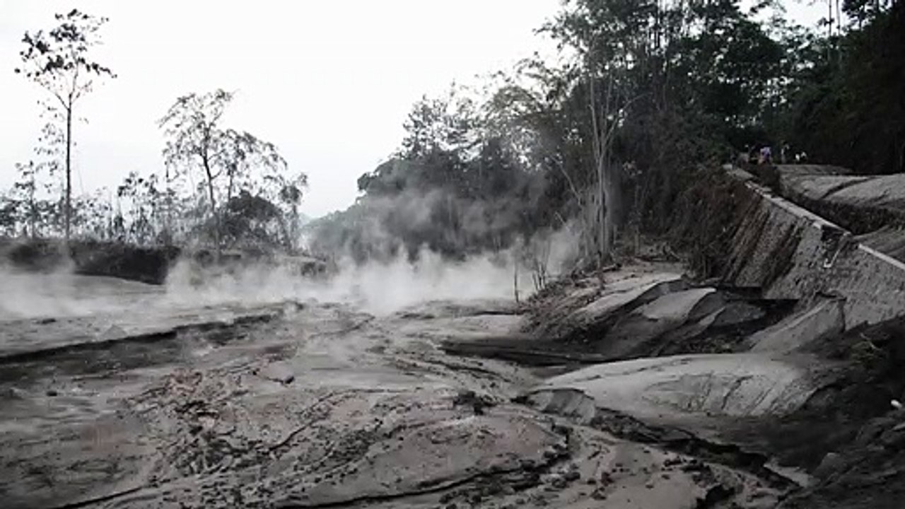 Vulkan Semeru bedeckt weite Landstriche mit Asche