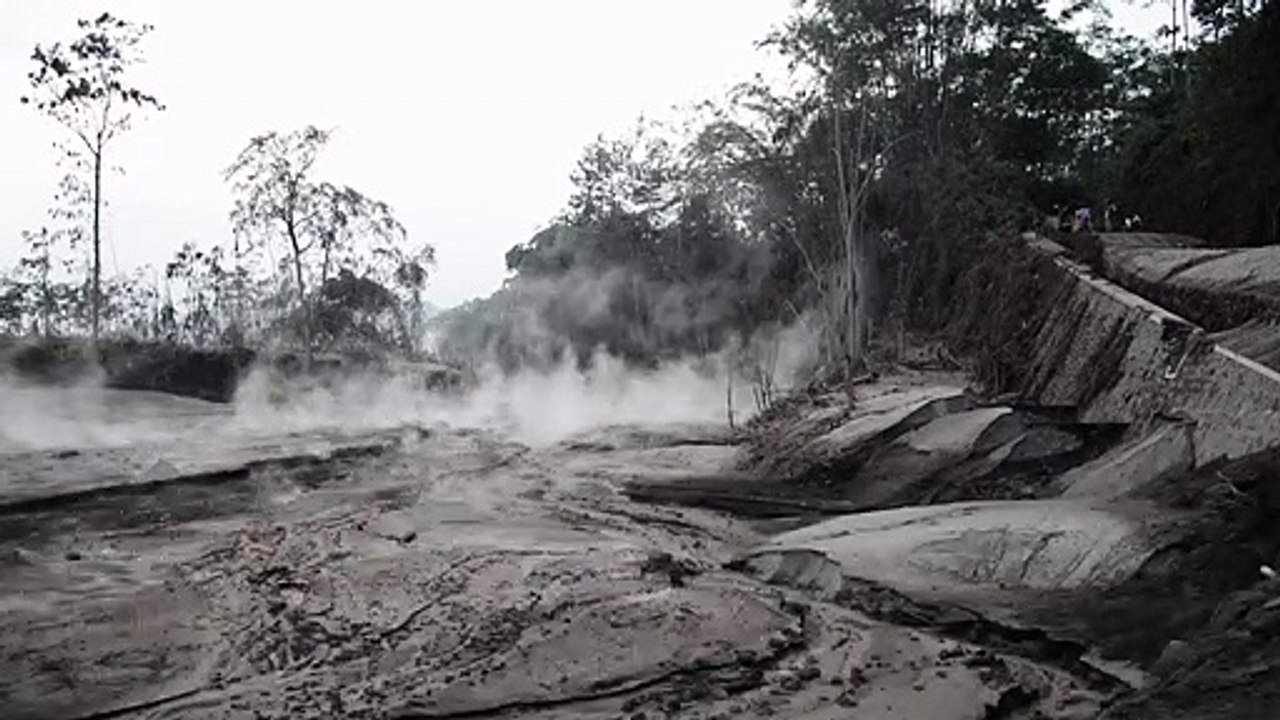 Vulkan semeru bedeckt weite landstriche mit asche