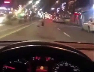 Van'da ilginç görüntüler! Çığlık çığlığa kendini yerlere attı