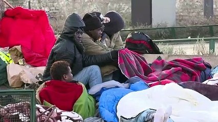 Paris : des camps de migrants autour du centre de La Chapelle
