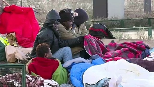Paris : des camps de migrants autour du centre de La Chapelle