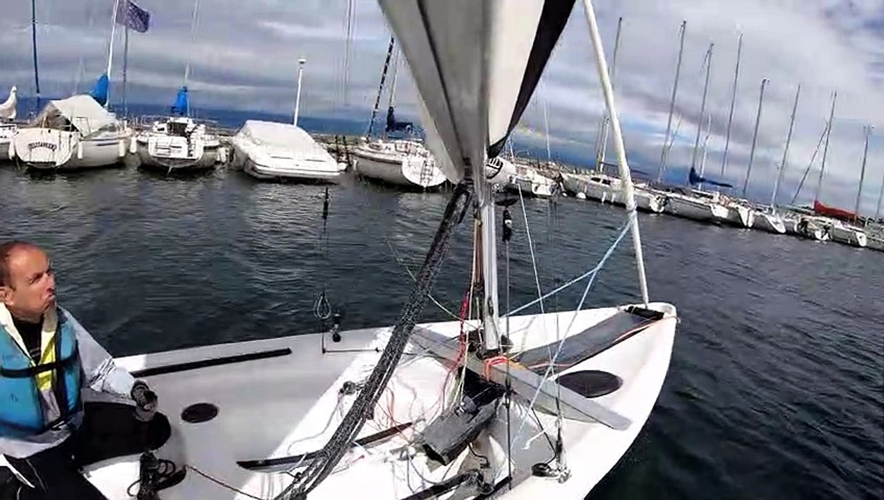 Dériveur Topaz Argo avec un fort vent d'ouest sur le Léman