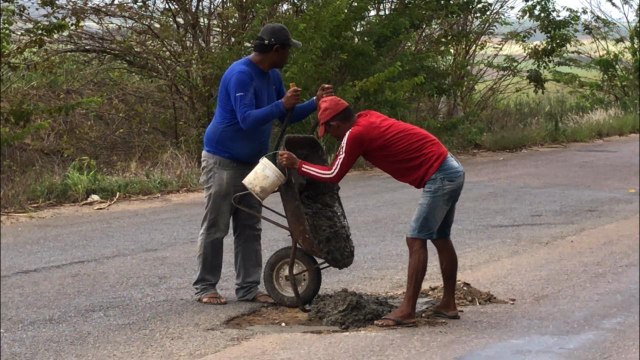 ALTERNATIVOS DE ITAMBÉ GOIANA REALIZAM TAPA BURACOS NA PE 75