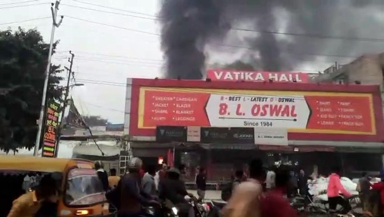 कपड़े के गोदाम में लगी भीषण आग, पलभर में ही पूरे मकान को आग ने अपनी चपेट में लिया