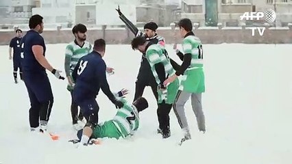 Mêlée d'hiver: les Afghans jouent au rugby dans la neige