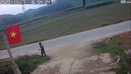 Cet enfant traverse n'importe comment et frôle le drame