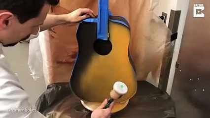 Ce pâtissier fait une magnifique guitare en chocolat