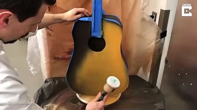 Ce pâtissier fait une magnifique guitare en chocolat