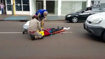 Homem atropelado na Avenida Barão do Cerro Azul é socorrido pelo Siate