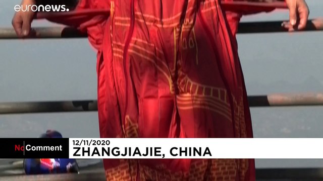 Wingsuit na montanha Tianmen