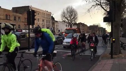 Anúncio de vacinação contra a covid-19 no Reino Unido