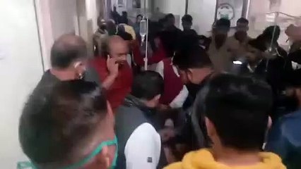 Tải video: जमानत पर चल रहे हिस्ट्रीशीटर बदमाश को दोस्त ने मारी गोली