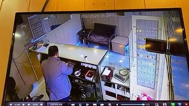 Siirt'te yaşanan deprem anı bir kuyumcunun güvenlik kamerasına böyle yansıdı