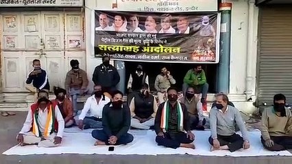 पेट्रोल डीजल और गैस की टंकी के बढ़े दाम, कांग्रेस ने काली पट्टी बांधकर किया सत्याग्रह आंदोलन