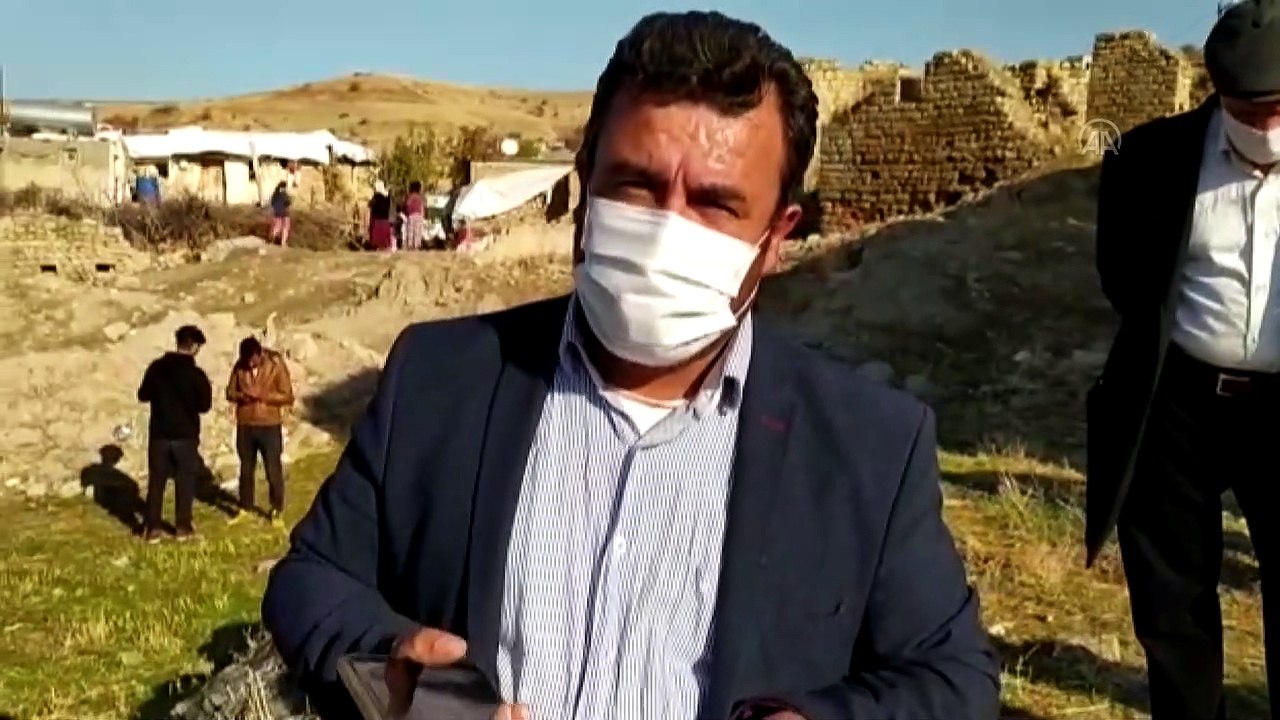 SİİRT - Kurtalan ilçesine bağlı Karabağ köyünde bazı evlerde hafif hasar meydana geldi