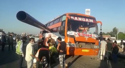 चलती बस में घुसा 80 फीट लम्बा पाइप, महिला की गर्दन कटी, सिर फूटने से युवक की भी मौत