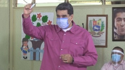 Nicolás Maduro vota en las parlamentarias y pide resolver diferencias a través del debate