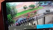 Câmera de segurança flagra mulher sendo atacada por golpes de facão em Cascavel