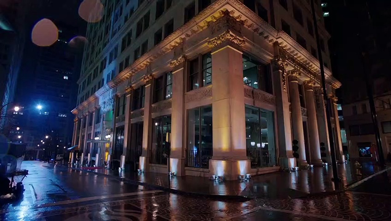 MacGyver 5x01 Clip from Season 5 Premiere - Resort + Desi + Riley + Window Cleaner