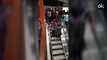 Las primeras escaleras mecánicas en un centro comercial de Camerún causan un sinfín de caídas