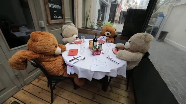 Ositos de peluche sustituyen a los comensales habituales en una terraza francesa para dar ambiente y esperanza a los negocios